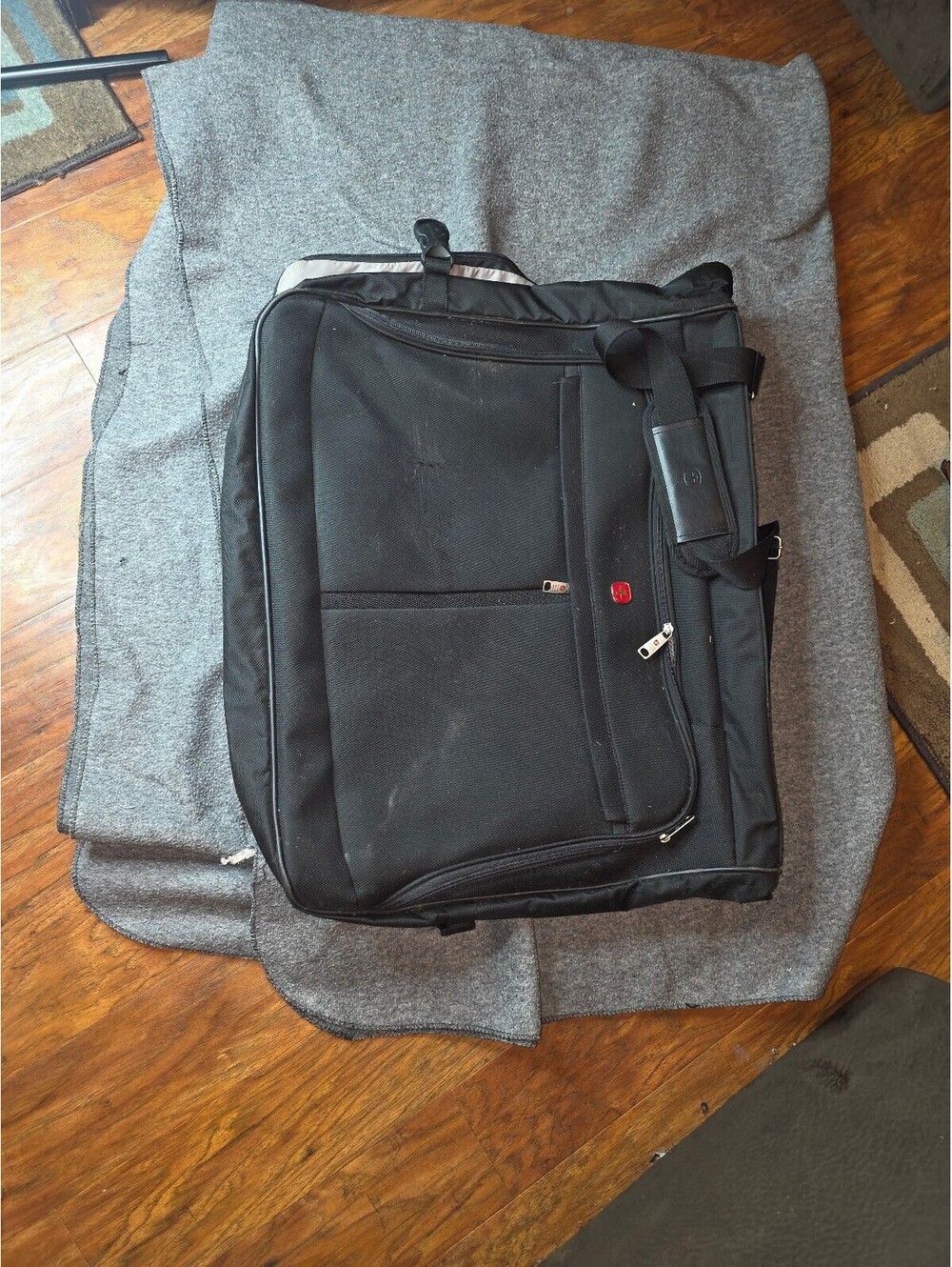 SwissGear by Wenger Black Tri-Fold Garment Bag Suit Dress Carrier Travel Luggage